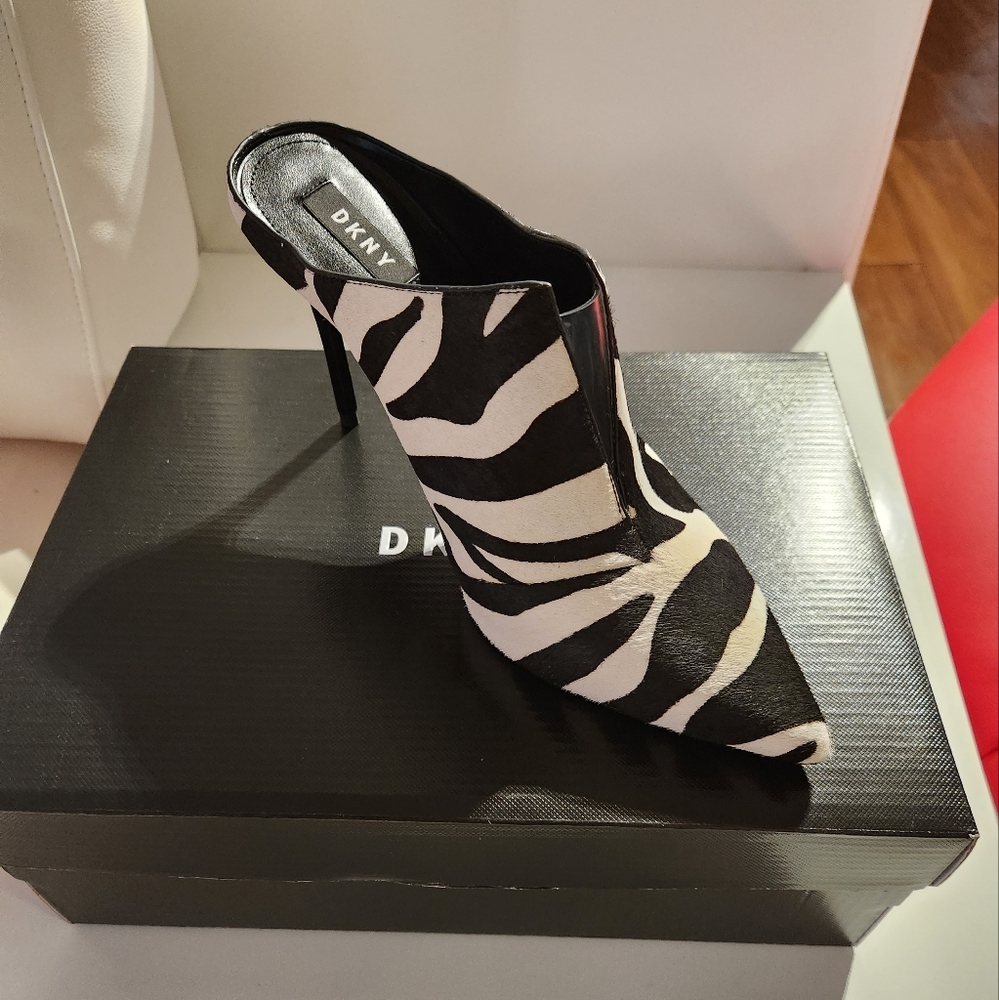 DKNY DACEY HIGH PUMP